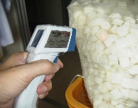 放射温度計で食材の温度を測定